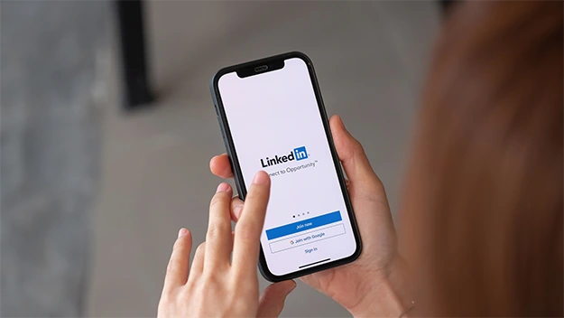 LinkedIn Sales Navigator vs. LinkedIn Premium: Which is Right for You?